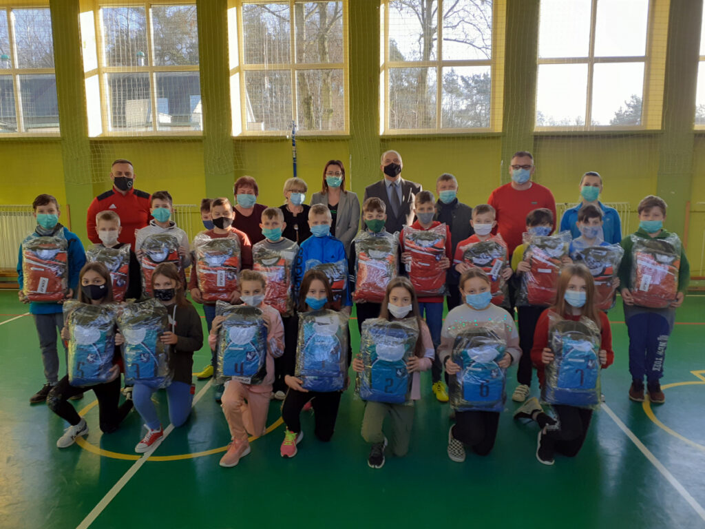 Miniaturka artykułu Przekazanie sprzętu sportowego dla klasy sportowej Szkoły Podstawowej w Stoczku Łukowskim