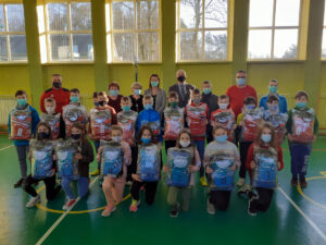 Miniaturka artykułu Przekazanie sprzętu sportowego dla klasy sportowej Szkoły Podstawowej w Stoczku Łukowskim